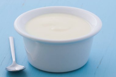 Lezzetli sağlıklı ve besleyici taze yoğurt Kupası. Vintage retro stil üzerinde.