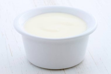 Lezzetli, besleyici ve sağlıklı taze yoğurt Kupası. Vintage retro stil üzerinde.