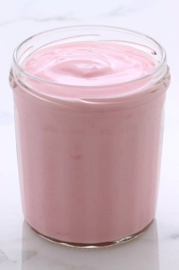 Lezzetli Fransız muhallebi tarzı yoğurt içinde işlemi sırasında karışık meyve ile. Vintage İtalyan carrara mermer retro stil.