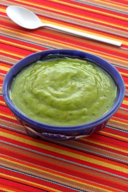 Meksika Guakamole, taze avokado, limon suyu, sirke ile hazırlanan ve sıcak ve tatlı biber, esnaf talavera seramik kupa