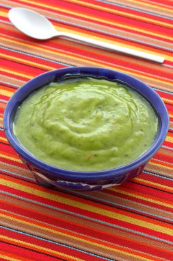 Meksika Guakamole, taze avokado, limon suyu, sirke ile hazırlanan ve sıcak ve tatlı biber, esnaf talavera seramik kupa