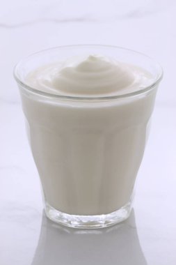 lezzetli, besleyici ve sağlıklı taze yoğurt pot. Vintage İtalyan carrara mermer retro stil üzerinde.