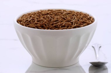 taze ve leziz buğday kepeği tahıl, vintage carrara mermer üzerinde.