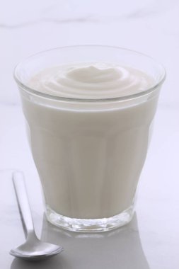 lezzetli, besleyici ve sağlıklı taze yoğurt pot. Vintage İtalyan carrara mermer retro stil üzerinde.