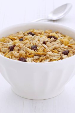 Vintage stil üzerinde süt ile lezzetli ve besleyici kahvaltı müsli veya granola tahıl.