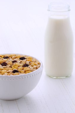 Lezzetli ve besleyici müsli veya granola tahıl, vintage iştah açıcı Fransız retro stil üzerinde.