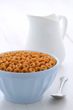 Lezzetli ve besleyici hafifçe tost bal fındık Mısır gevreği vintage stil üzerinde döngüler