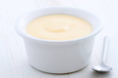 Lezzetli ticari içinde işlemi sırasında karışık meyveli muhallebi tarzı yoğurt Fransız. Vintage retro stil üzerinde.