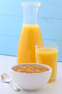 lezzetli ve besleyici kahvaltı müsli veya granola tahıl hafif kızarmış.