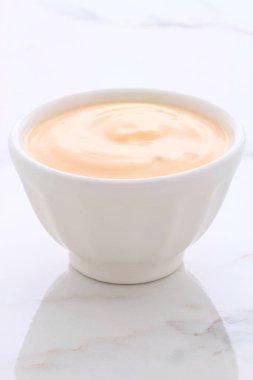 Lezzetli, besleyici ve sağlıklı taze yoğurt Kupası. Vintage İtalyan carrara mermer retro stil.