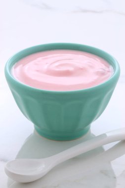 Lezzetli Fransız muhallebi tarzı yoğurt içinde işlemi sırasında karışık meyve ile. Vintage İtalyan carrara mermer retro stil.