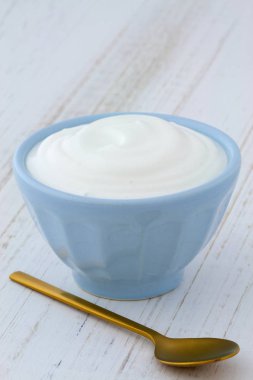 Lezzetli, besleyici ve sağlıklı taze Yunan yoğurt antika ahşap masa üzerinde