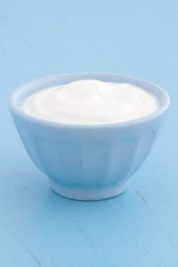 Lezzetli, besleyici ve sağlıklı taze Yunan yoğurt antika ahşap masa üzerinde