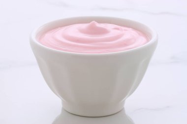 lezzetli yavaş churned Yunan çilekli yoğurt, meyve ve protein ile lots. mükemmel kilo kaybı programı için.