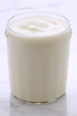 lezzetli, besleyici ve sağlıklı taze yoğurt pot. Vintage İtalyan carrara mermer retro stil üzerinde.