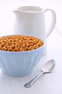 Lezzetli ve besleyici hafifçe tost bal fındık Mısır gevreği vintage stil üzerinde döngüler