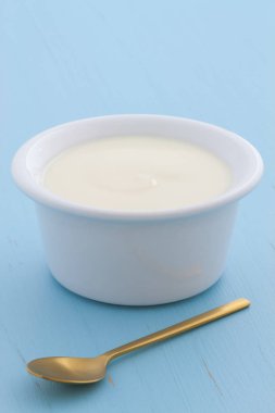 Lezzetli sağlıklı ve besleyici taze yoğurt Kupası. Vintage retro stil üzerinde.