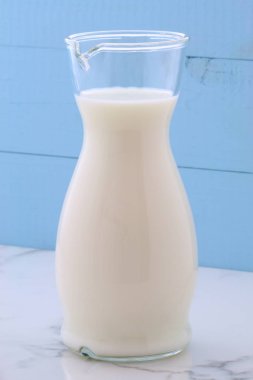 Lezzetli taze süt, bir vintage İtalyan carrara mermer, çiftlik stil mutfak beslenme birincil kaynaklar.