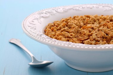 Lezzetli ve besleyici organik tost müsli veya granola Mısır gevreği vintage stil üzerinde.