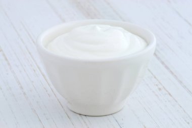 Lezzetli, besleyici ve sağlıklı taze Yunan yoğurt antika ahşap masa üzerinde