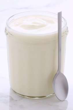 lezzetli, besleyici ve sağlıklı taze yoğurt pot. Vintage İtalyan carrara mermer retro stil üzerinde.