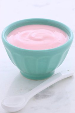 Lezzetli, besleyici ve sağlıklı taze çilekli yoğurt vintage carrara mermer üzerinde.