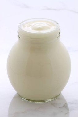 lezzetli, besleyici ve sağlıklı taze yoğurt pot. Vintage İtalyan carrara mermer retro stil üzerinde.