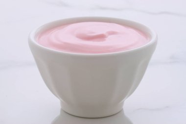 esnaf yavaş churned Yunan çilekli yoğurt, meyve ve protein ile lots. mükemmel kilo kaybı programı için.