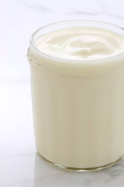 Lezzetli, besleyici ve sağlıklı taze yoğurt Kupası. Vintage İtalyan carrara mermer retro stil.