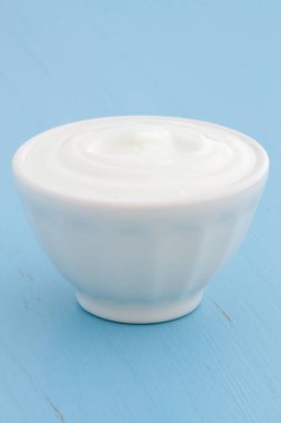 Lezzetli, besleyici ve sağlıklı taze Yunan yoğurt antika ahşap masa üzerinde