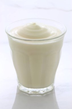 Lezzetli, besleyici ve sağlıklı taze yoğurt Kupası. Vintage İtalyan carrara mermer retro stil.