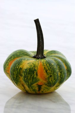 Güzel organik kabak veya yaz squash carrara mermer tezgah üzerinde 