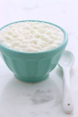 Lezzetli, besleyici ve sağlıklı taze peynir vintage carrara mermer ayarı hakkında.