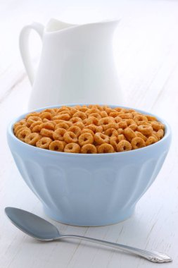 Lezzetli ve besleyici hafifçe tost bal fındık Mısır gevreği vintage stil üzerinde döngüler