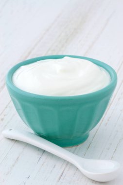 Lezzetli, besleyici ve sağlıklı taze Yunan yoğurt antika ahşap masa üzerinde