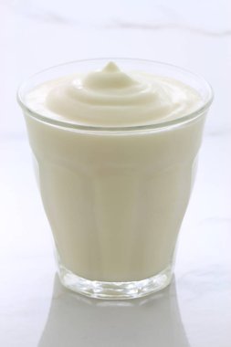 Lezzetli, besleyici ve sağlıklı taze yoğurt Kupası. Vintage İtalyan carrara mermer retro stil.