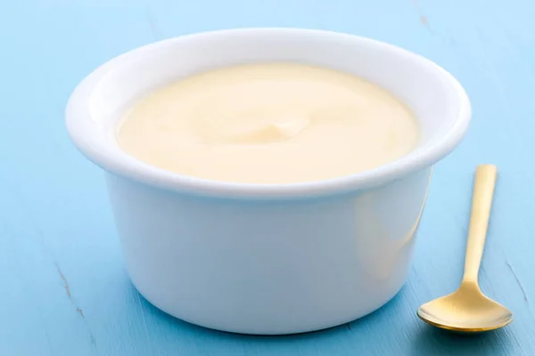 Heerlijke Commerciële Franse Vla Achtige Yoghurt Met Het Fruit Dat — Stockfoto