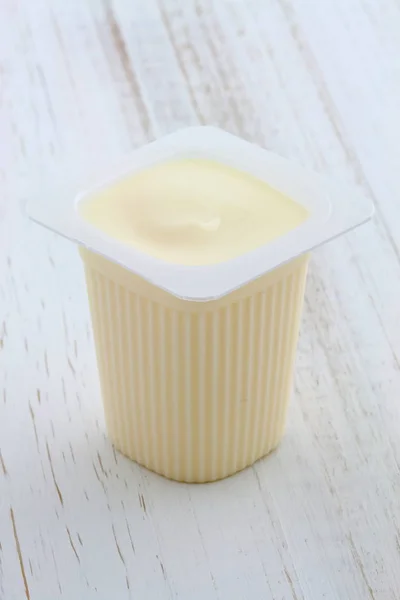 Läckra Näringsrika Och Hälsosamma Fräsch Naturell Yoghurt Cup Vintage Retro — Stockfoto