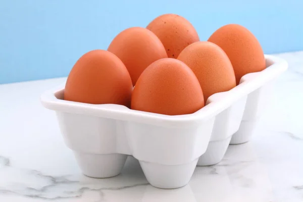 ビンテージのカララ大理石キッチン駅上磁器箱で健康的な有機卵 — ストック写真