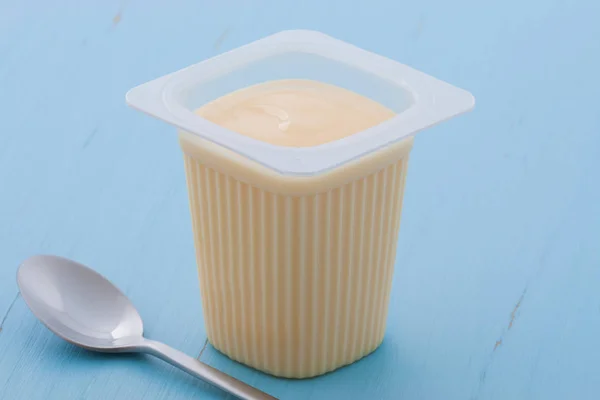 Delizioso Yogurt Commerciale Alla Crema Pasticcera Francese Con Tutta Frutta — Foto Stock