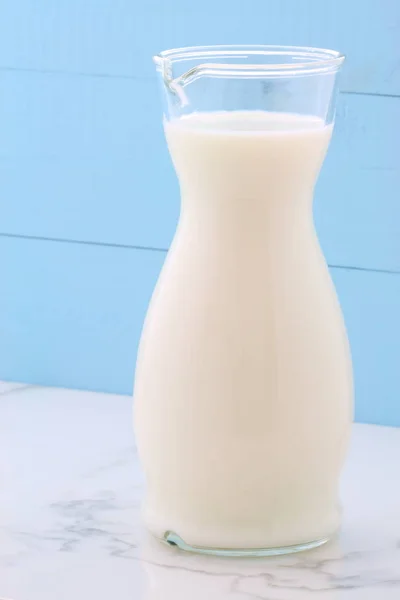 Delizioso Latte Fresco Una Delle Fonti Primarie Nutrimento Sul Marmo — Foto Stock