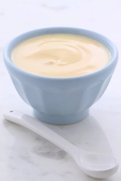 Delizioso Nutriente Sano Yogurt Pesche Fresche Marmo Carrara — Foto Stock