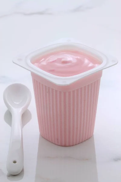 Lækker Fransk Custard Stil Yoghurt Med Frugten Blandet Inde Processen - Stock-foto