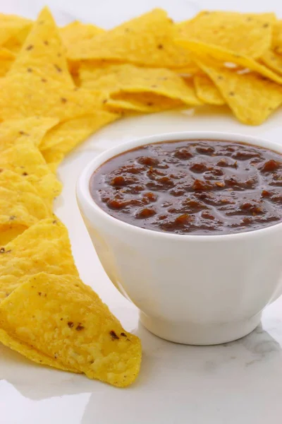 在老式的卡拉拉大理石桌子 与美味的烟熏味 适合您的墨西哥 Tex 墨西哥食谱和双方工匠墨西哥辣酱油 — 图库照片