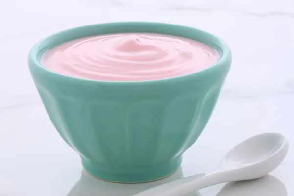 Artisan Traag Gekarnd Griekse Strawberry Yoghurt Met Veel Groenten Eiwitten — Stockfoto