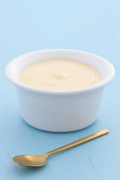 Вкусная Питательная Здоровая Чашка Свежего Йогурта Винтажном Ретро Стиле — стоковое фото