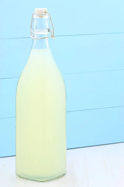 Läckra Och Näringsrika Ekologisk Saft Vintage Flaska Och Glas — Stockfoto