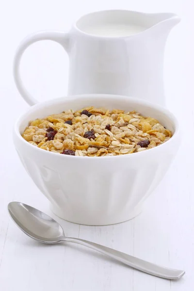 God Och Näringsrik Frukost Müsli Eller Granola Flingor Med Mjölk — Stockfoto