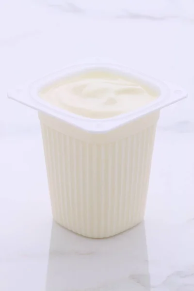Lecker Nahrhaft Und Gesund Frischer Griechischer Joghurt Auf Italienischem Carrara — Stockfoto