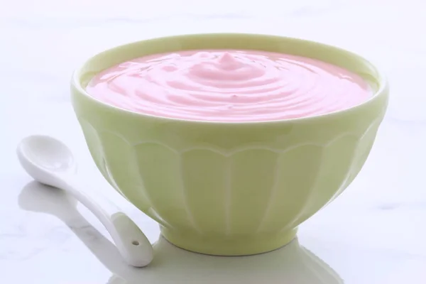 Heerlijke Gekarnd Langzaam Griekse Strawberry Yoghurt Met Veel Groenten Eiwitten — Stockfoto